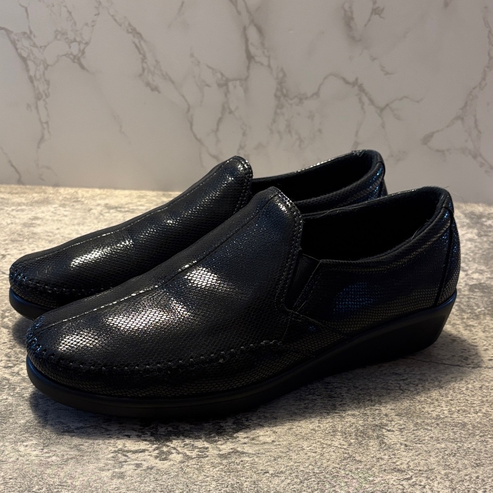Women’s black Slip-On Textured Leather Loafers size 11 shiny textured look EUC